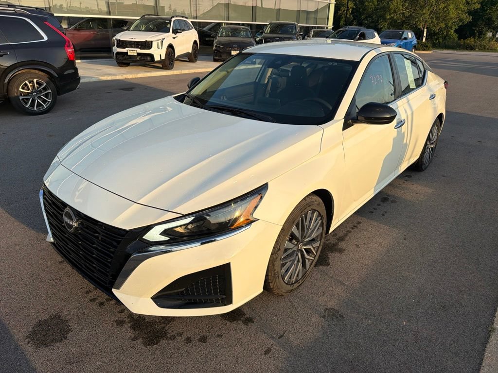 Used 2025 Nissan Altima 2.5 SV FWD image 3