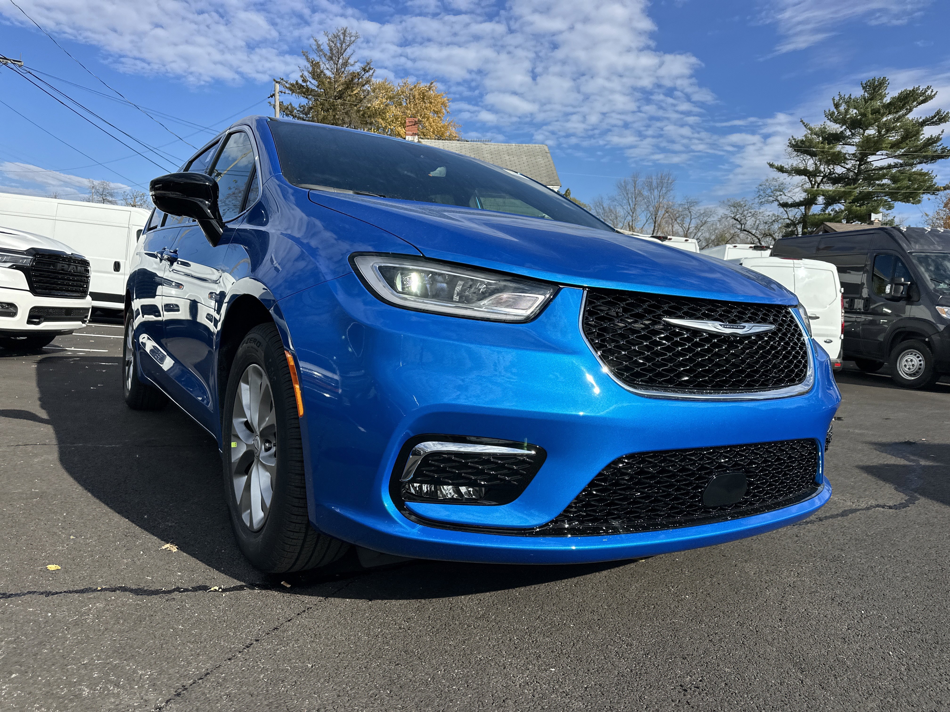 New 2026 Chrysler Pacifica Limited w/ Uconnect Theater Family Group image 19