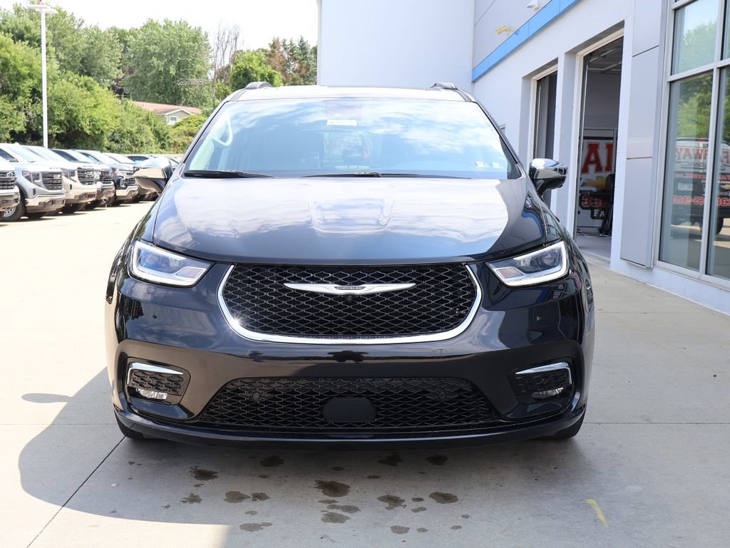 Used 2023 Chrysler Pacifica Limited w/ Uconnect Theater Family Group AWD/4WD image 5