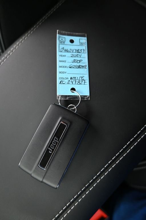 Used 2024 Jeep Grand Cherokee Overland w/ Luxury Tech Group IV image 40