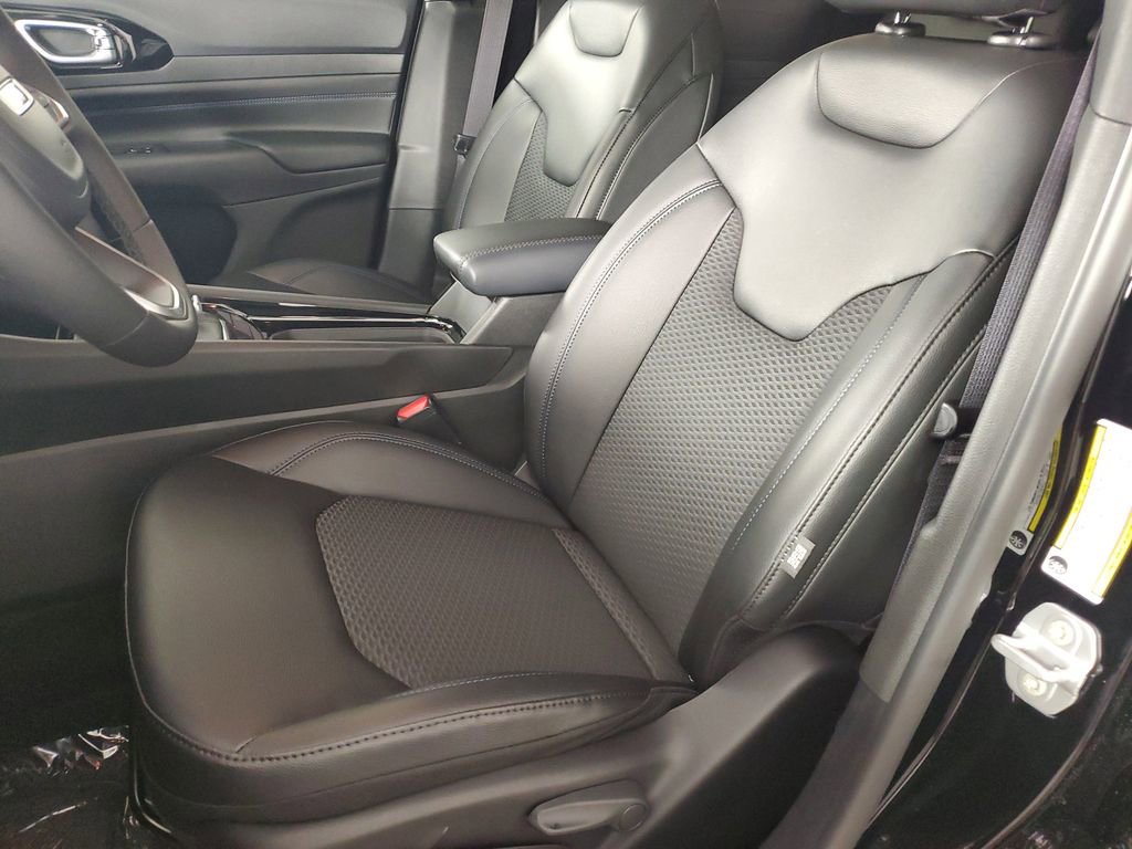 New 2026 Jeep Compass Latitude image 12