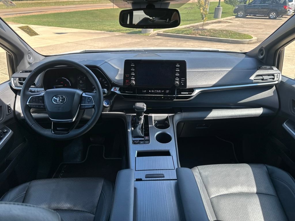 Used 2023 Toyota Sienna XSE image 13