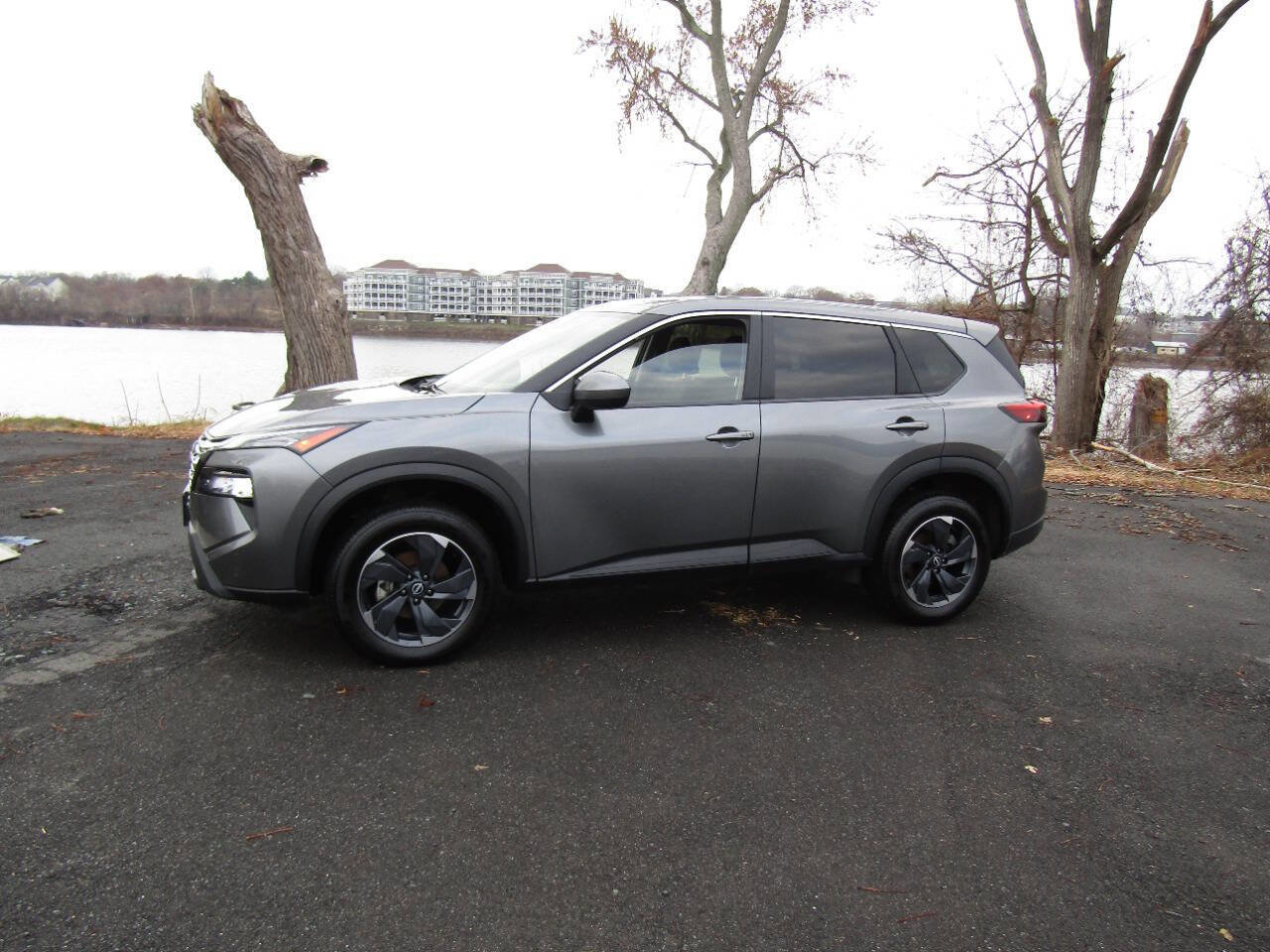 Used 2025 Nissan Rogue SV image 3