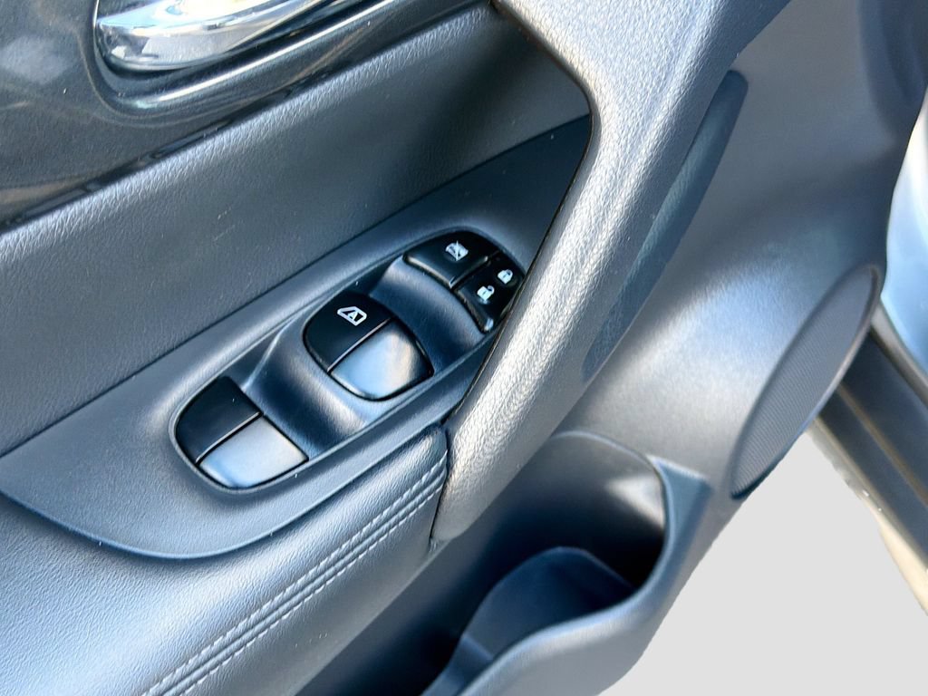 Used 2017 Nissan Rogue SV FWD image 17