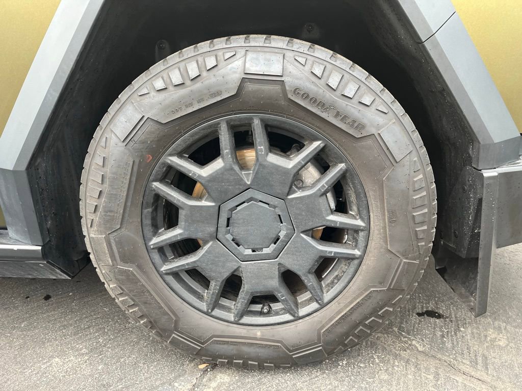 Used 2024 Tesla Cybertruck AWD Crew Cab image 32