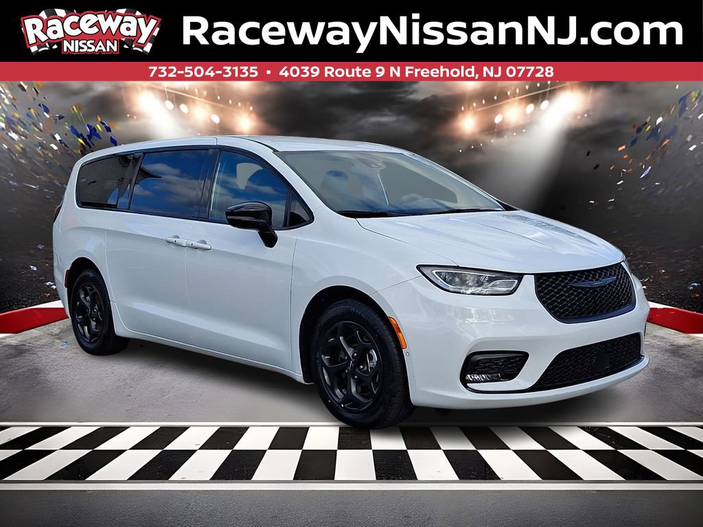 Used 2024 Chrysler Pacifica Select image 1