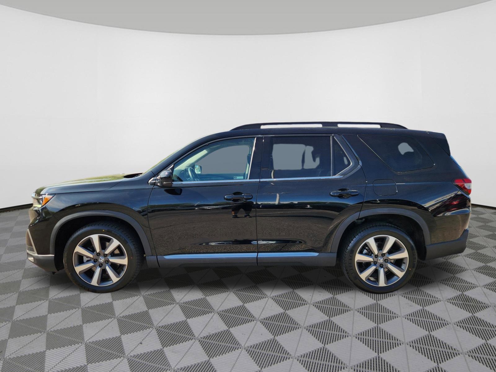Certified 2025 Honda Pilot Touring image 5