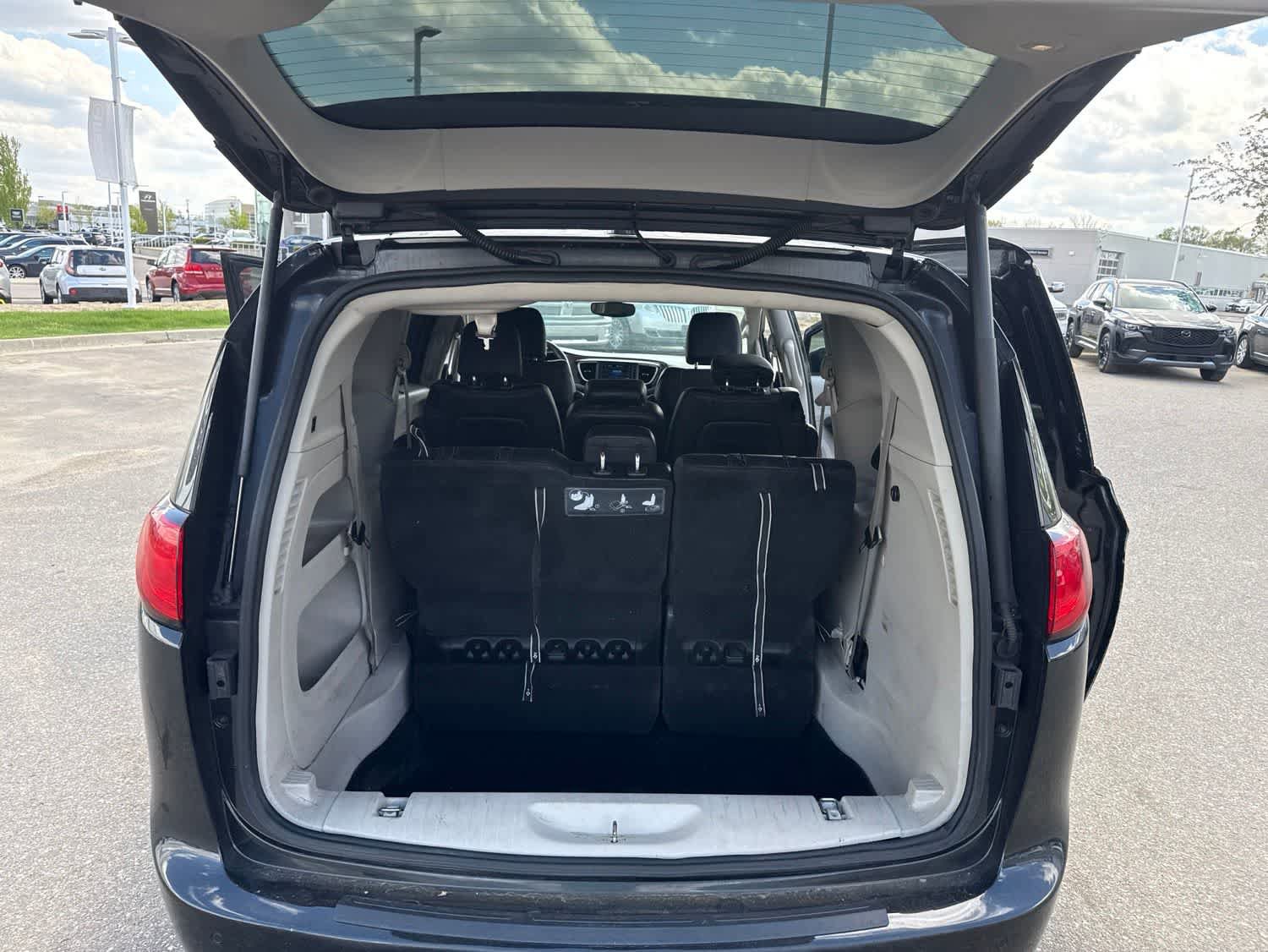 Used 2018 Chrysler Pacifica Touring-L FWD image 22