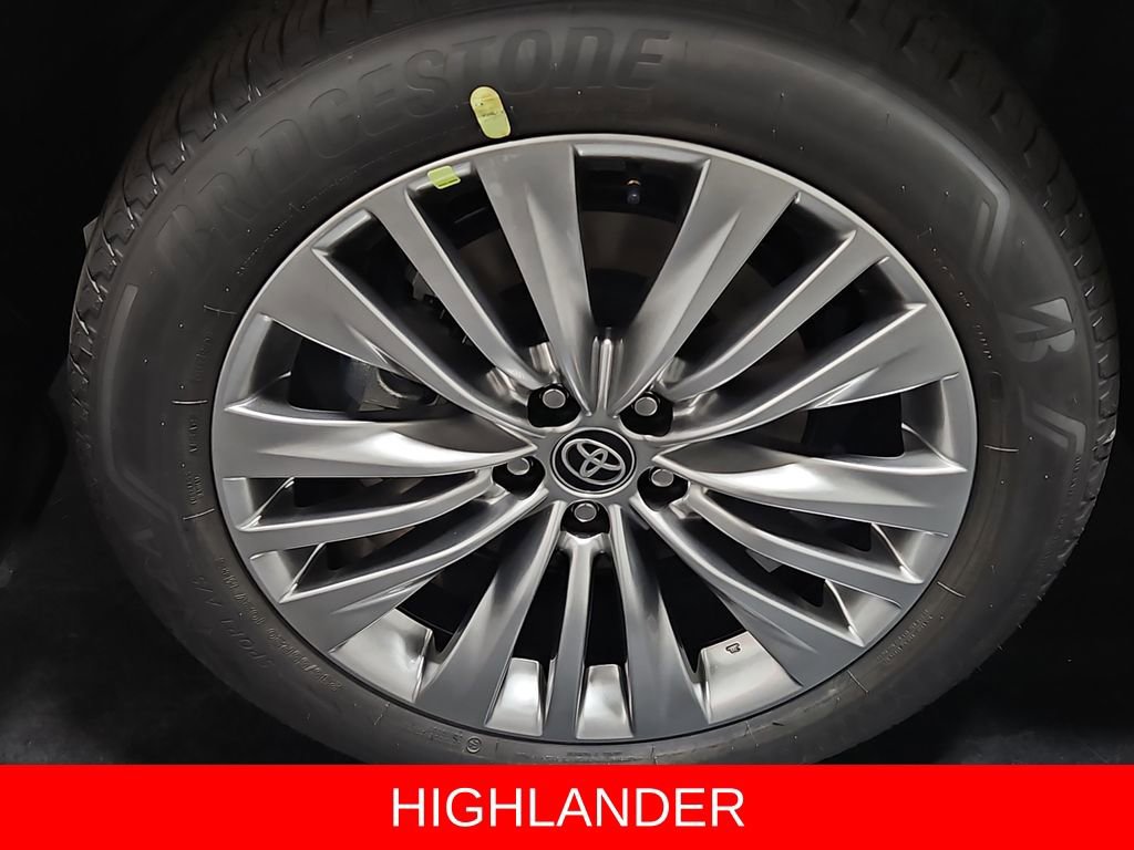 New 2026 Toyota Highlander Platinum image 9