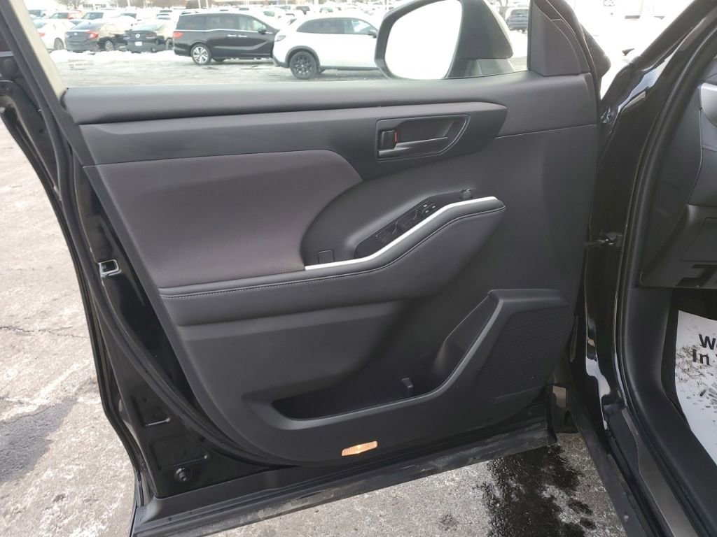 Used 2023 Toyota Highlander LE image 23