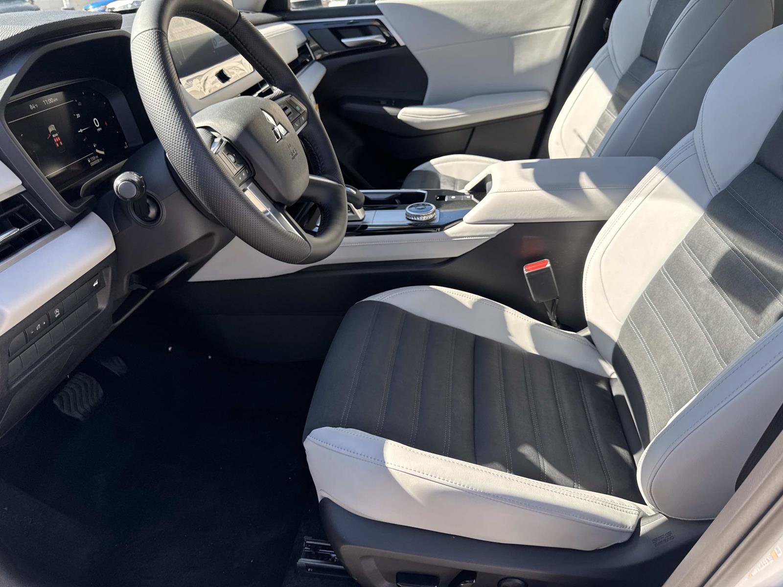 New 2026 Mitsubishi Outlander SE image 15