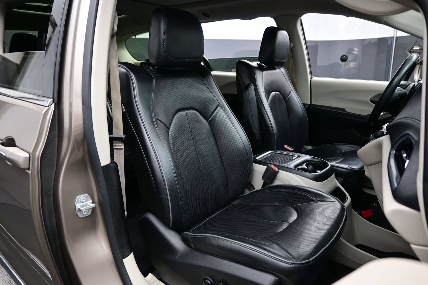 Used 2017 Chrysler Pacifica Limited FWD image 14