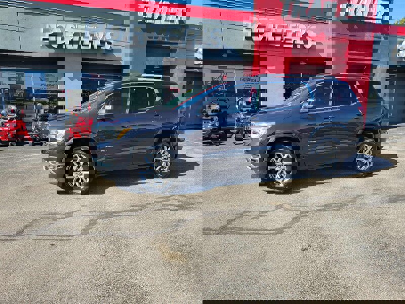 Used 2017 GMC Acadia SLE image 2