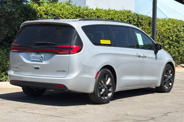 Used 2026 Chrysler Pacifica Limited w/ S Appearance Package FWD image 4