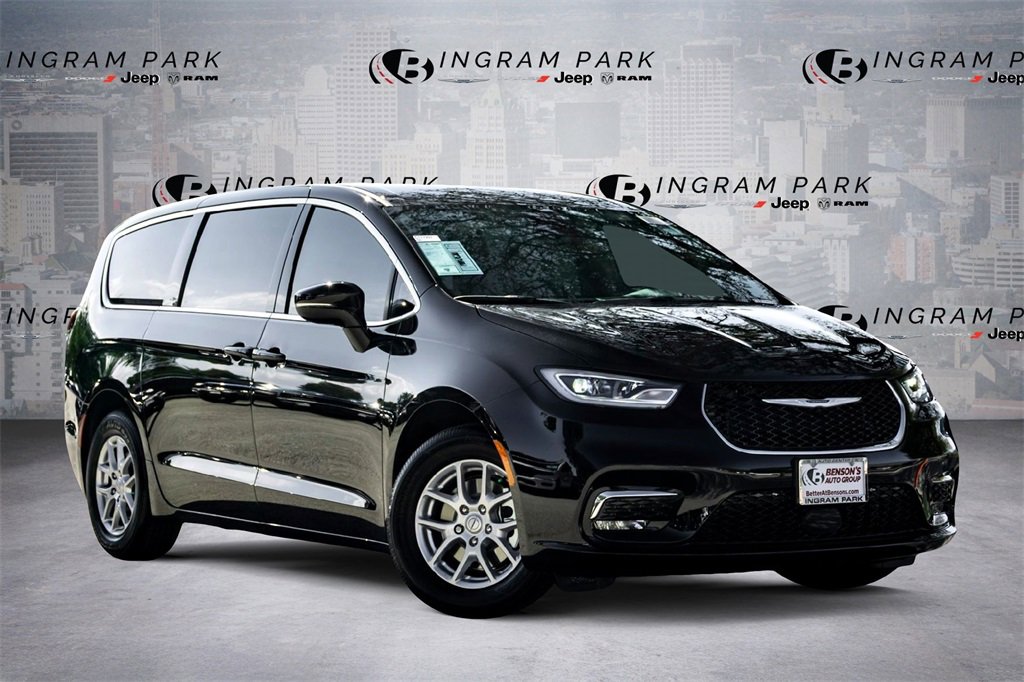 New 2026 Chrysler Pacifica Select