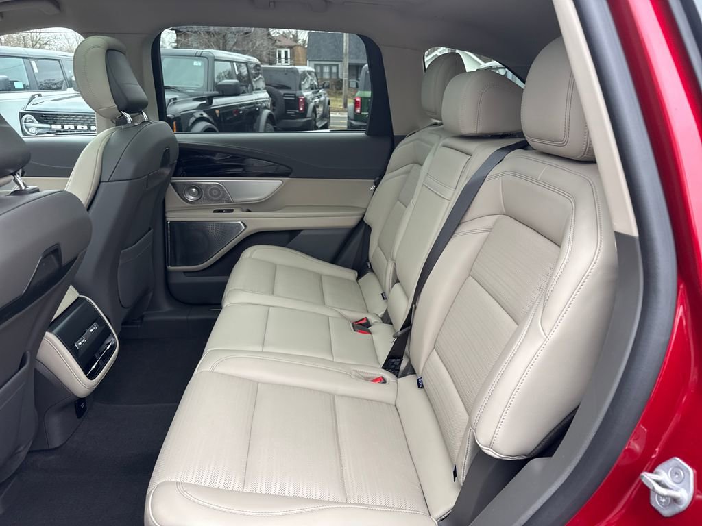 Used 2025 Lincoln Nautilus Reserve image 14