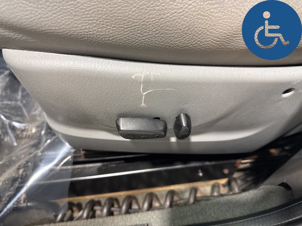 Used 2005 Chrysler Town & Country Touring w/ Leather Interior Group FWD image 23