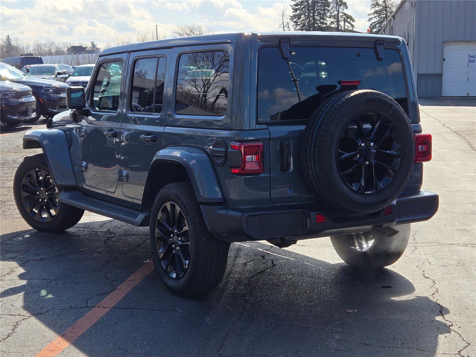 Used 2025 Jeep Wrangler Sahara AWD/4WD image 12