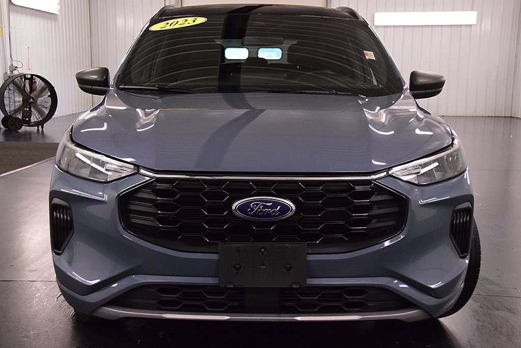 Used 2023 Ford Escape ST-Line w/ Tech Pack #1 AWD/4WD image 2