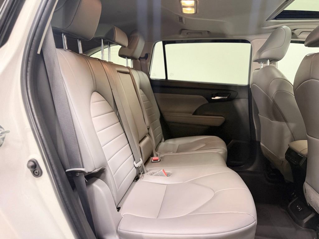 Used 2022 Toyota Highlander XLE image 17
