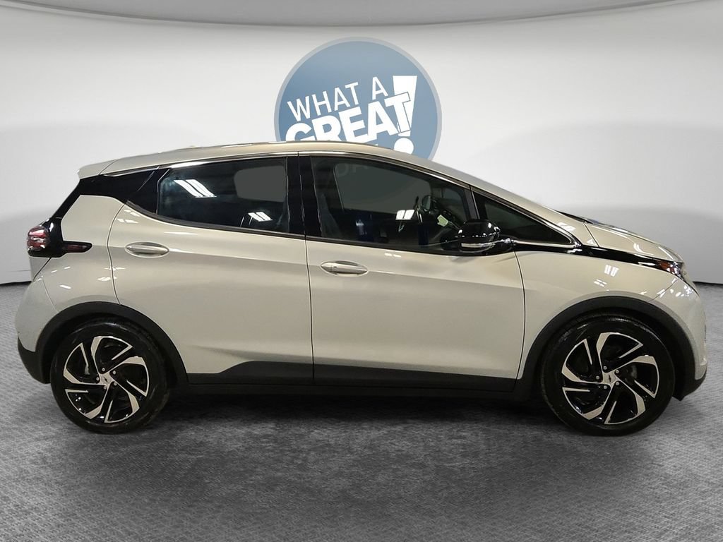 Used 2022 Chevrolet Bolt LT w/ Infotainment Package FWD image 2
