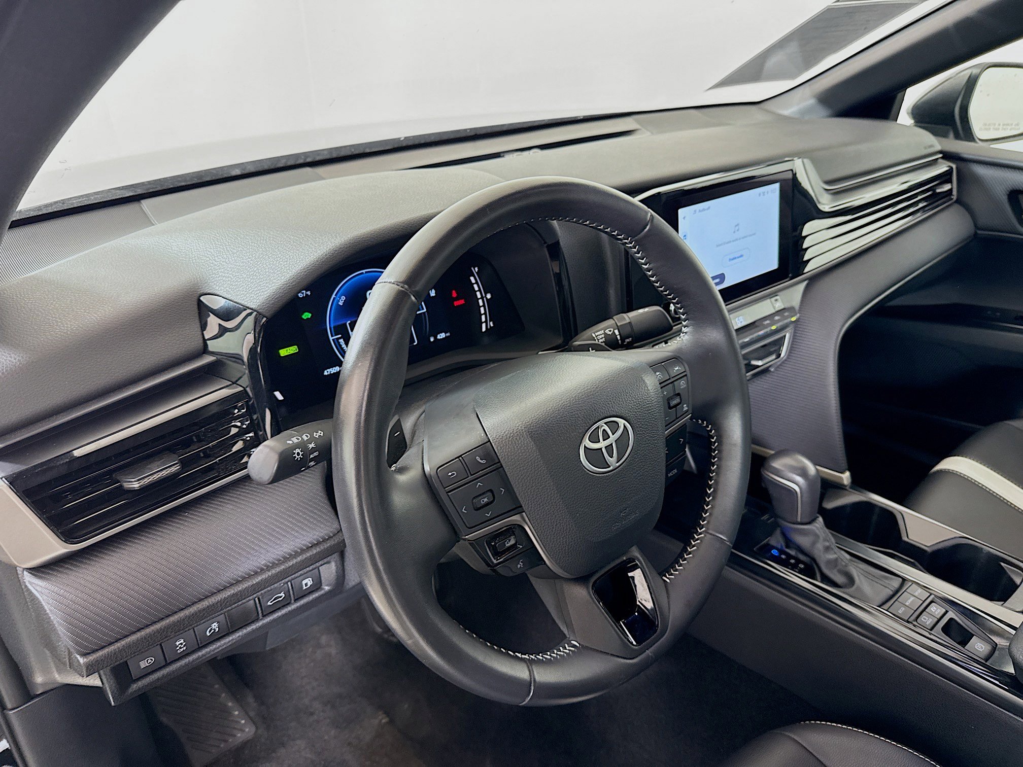 Used 2025 Toyota Camry SE FWD image 9