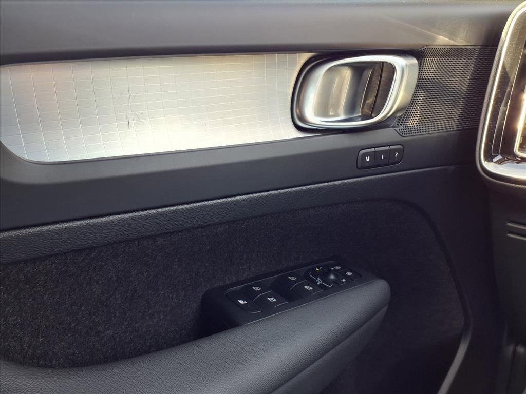 Used 2024 Volvo XC40 B5 Core image 14