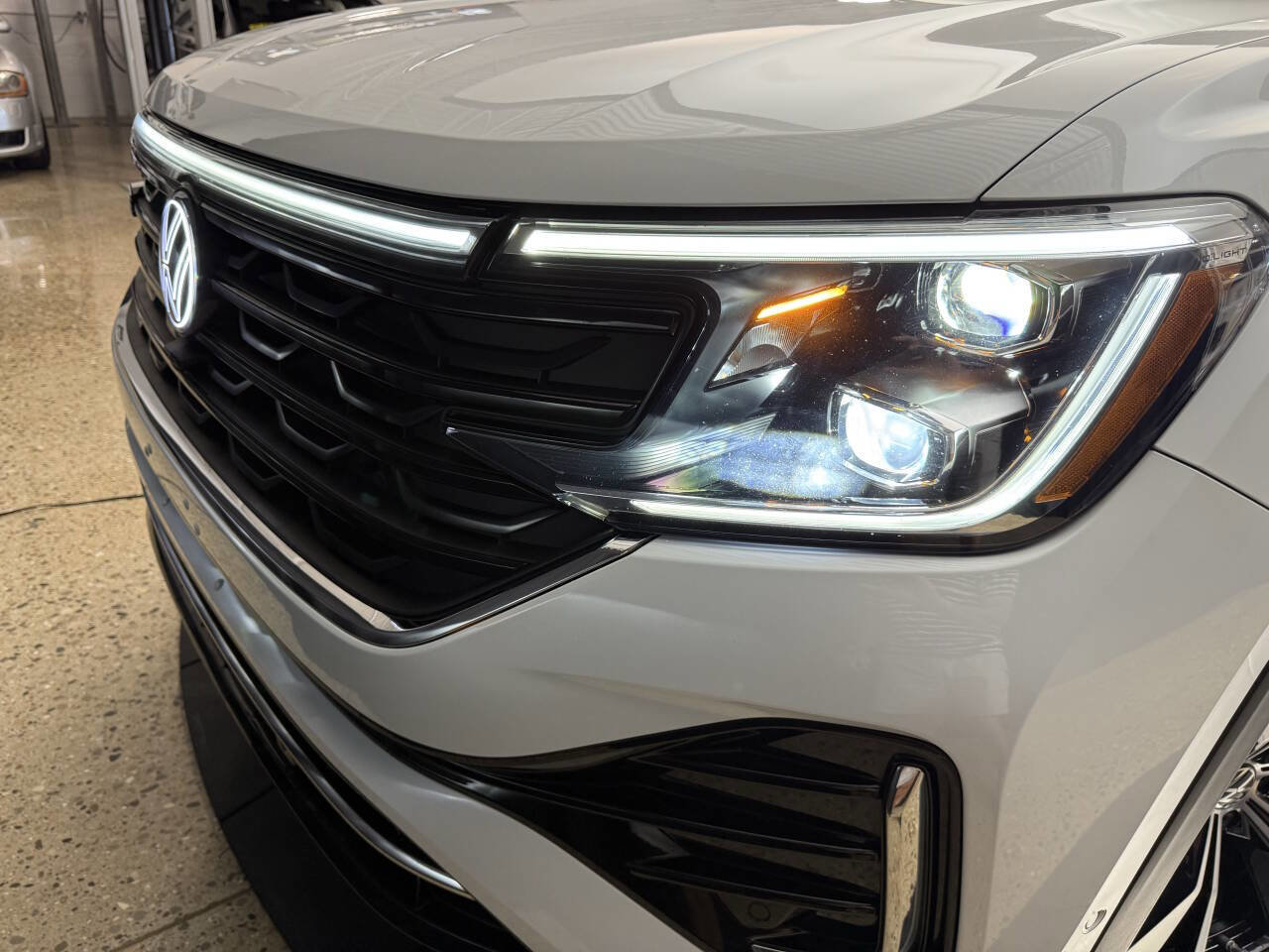 Used 2024 Volkswagen Atlas SEL Premium R-Line image 38