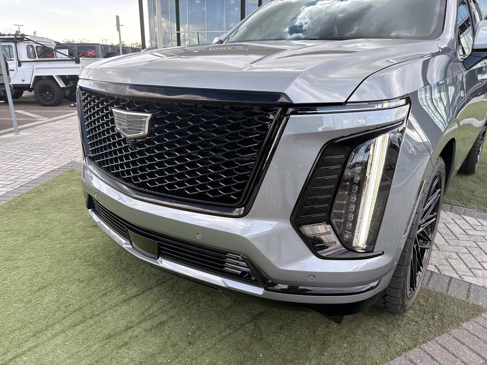Used 2026 Cadillac Escalade Platinum Sport w/ LPO, ONYX Package AWD/4WD image 9