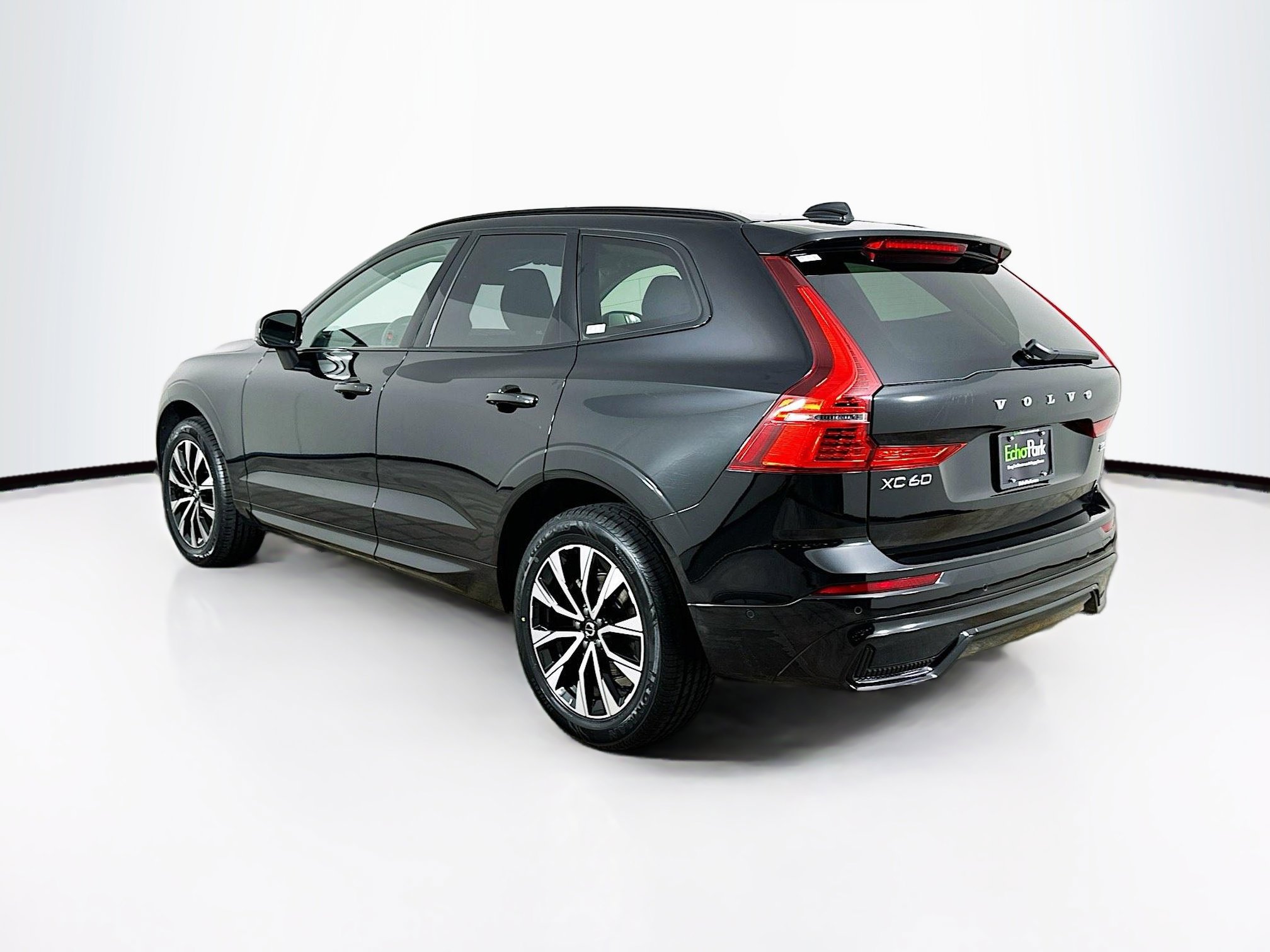 Used 2025 Volvo XC60 B5 Plus image 5