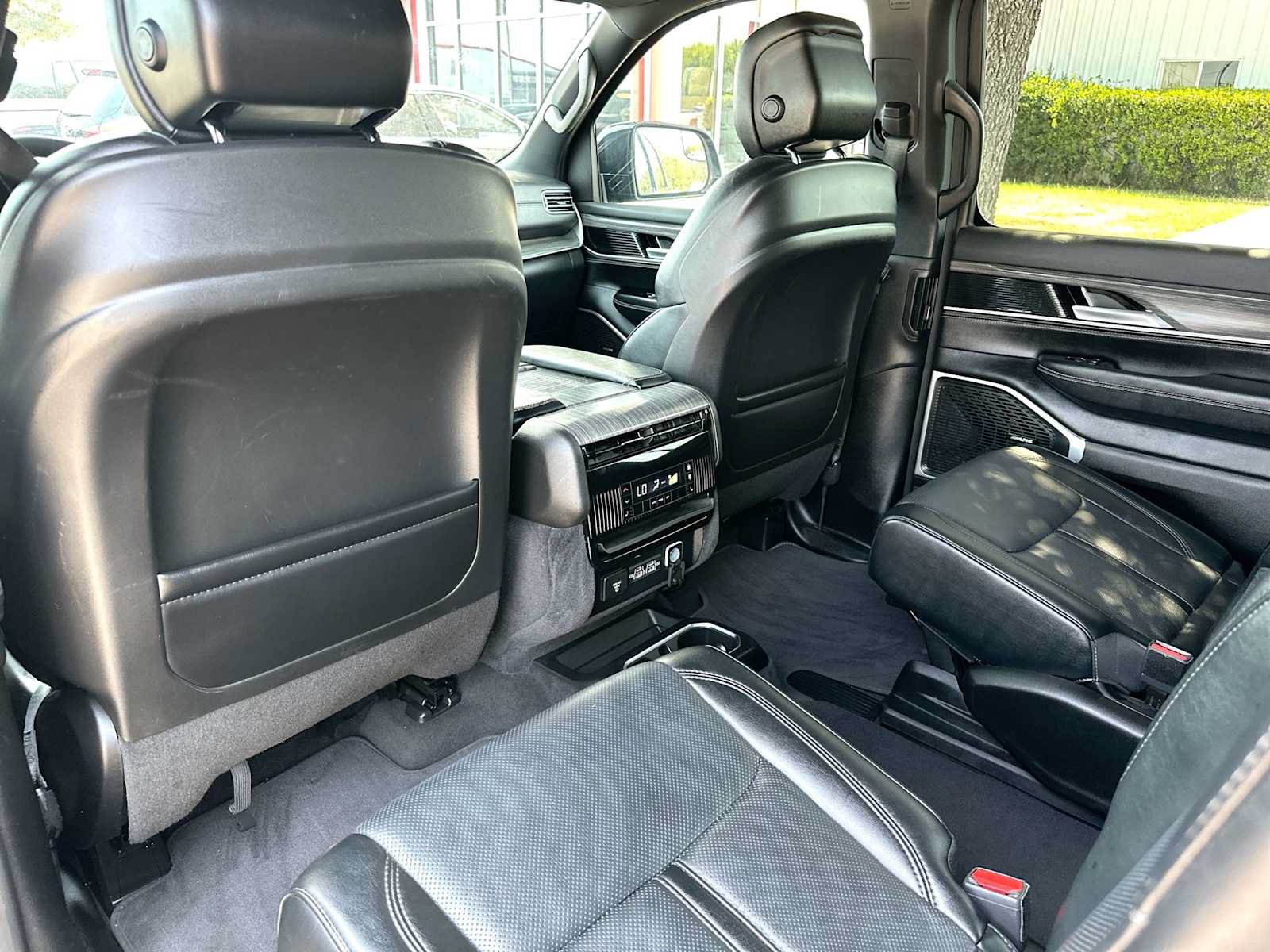 Used 2024 Jeep Wagoneer Series III AWD/4WD image 24