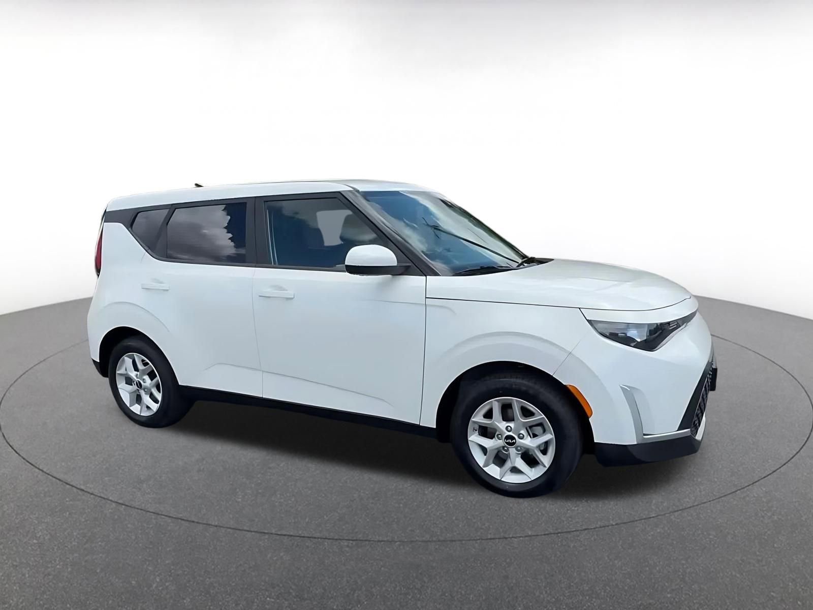 Used 2025 Kia Soul LX w/ LX Technology Package FWD image 2