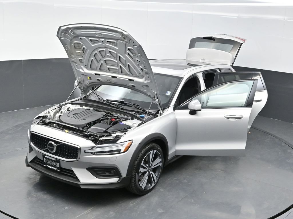 Used 2025 Volvo V60 B5 Cross Country Plus AWD/4WD image 34