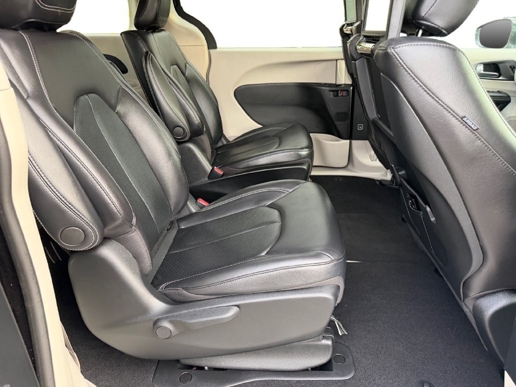 Used 2022 Chrysler Pacifica Touring-L w/ Uconnect Theater Family Group FWD image 9