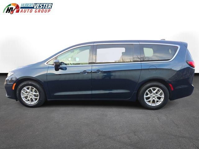 Used 2024 Chrysler Pacifica Touring-L FWD image 1