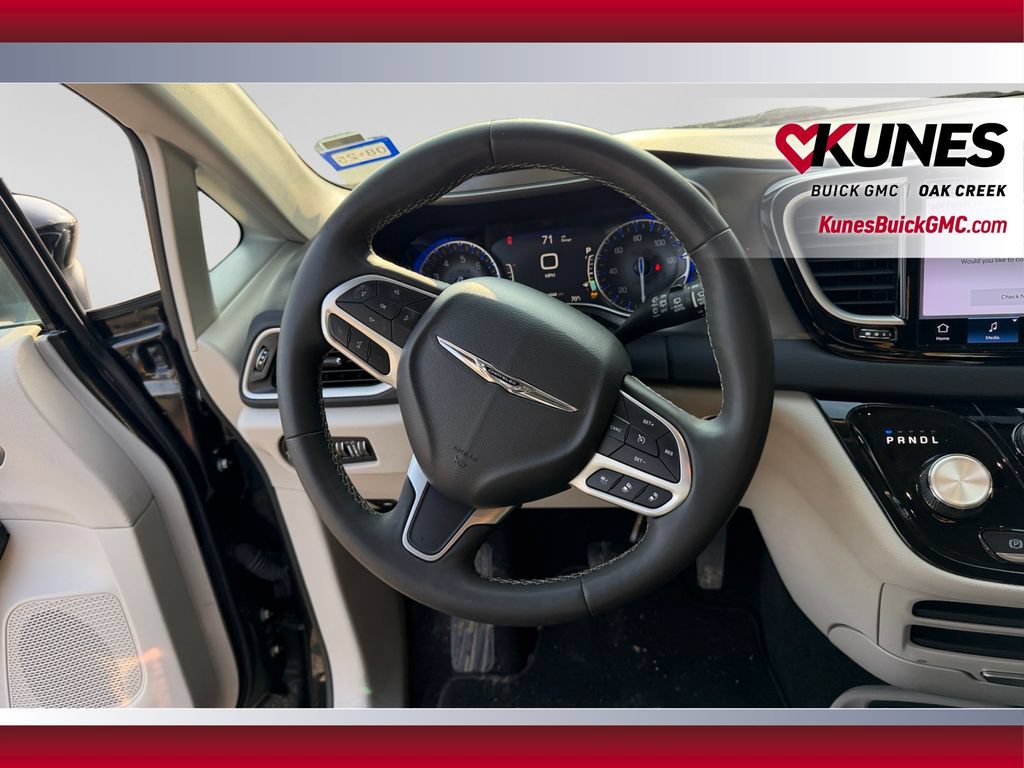 Used 2023 Chrysler Pacifica Touring-L FWD image 15