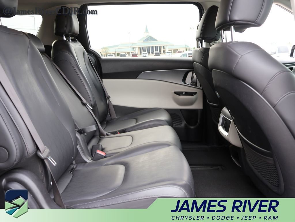 Used 2023 Kia Carnival LX image 11