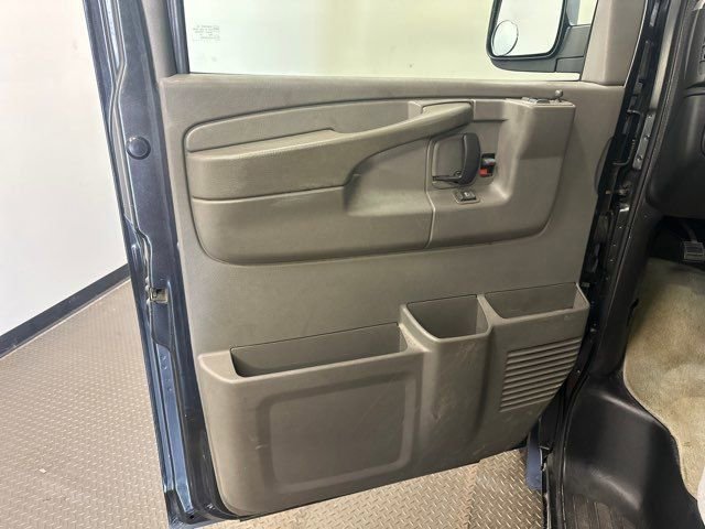 Used 2003 Chevrolet Express 1500 w/ Preferred Equipment Group 3 image 11