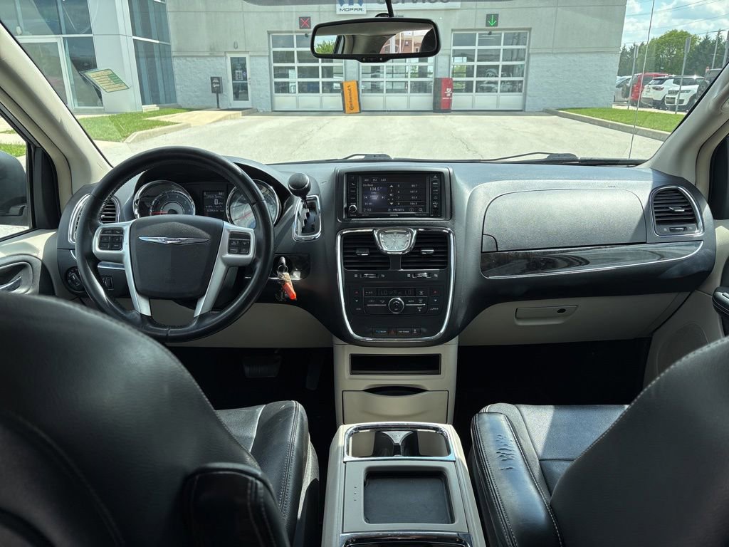 Used 2016 Chrysler Town & Country Touring FWD image 10
