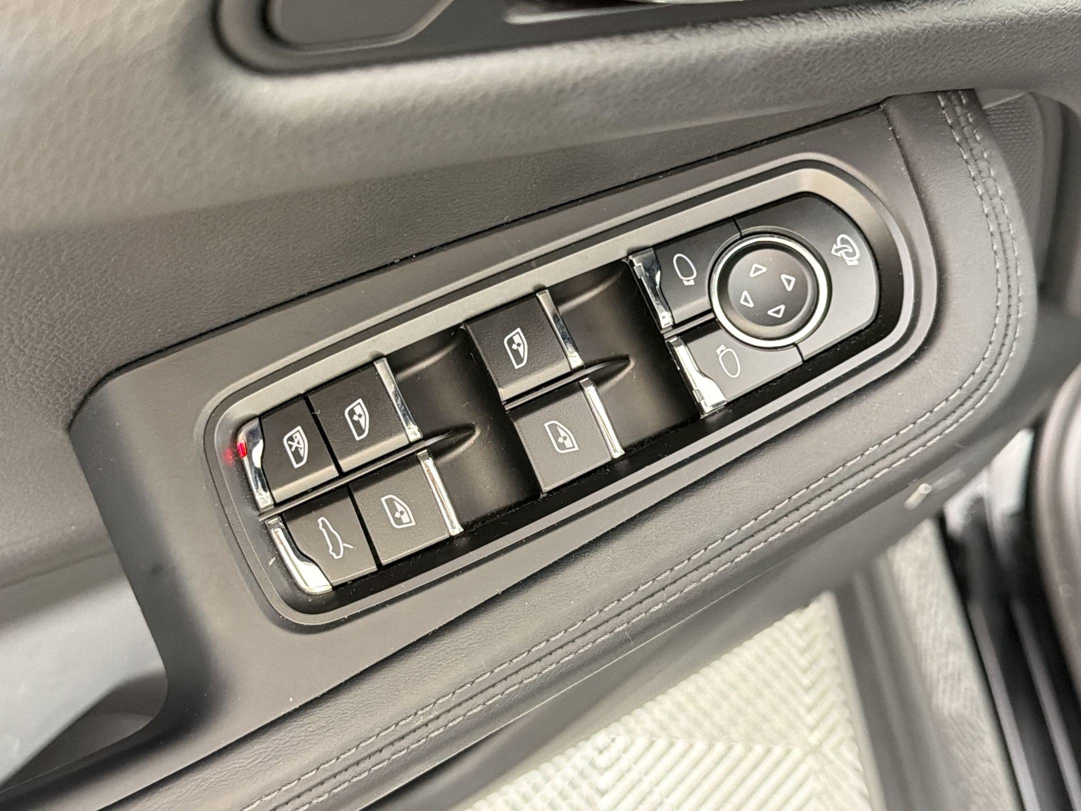 Certified 2026 Porsche Macan AWD/4WD image 13