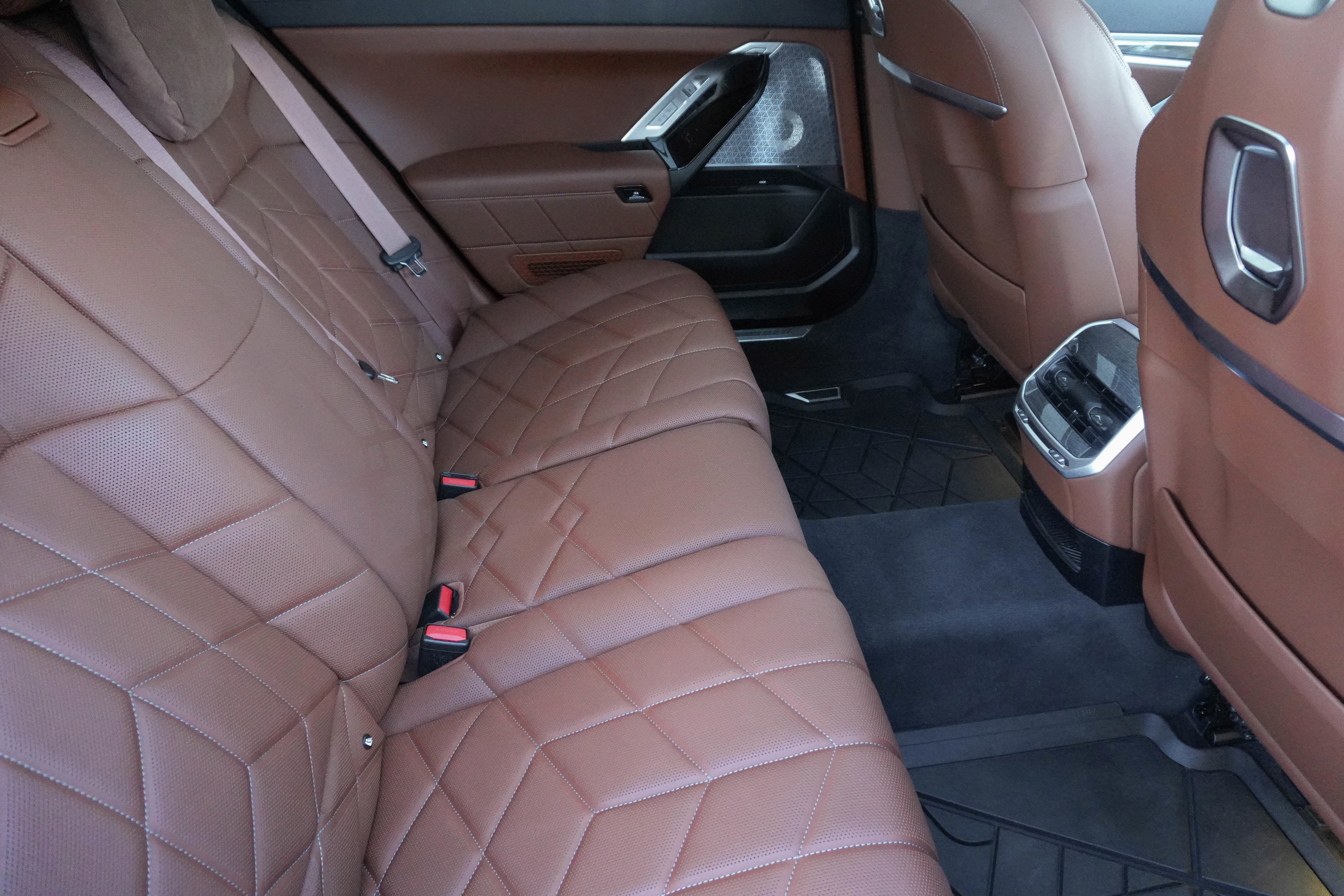 Certified 2023 BMW 760i xDrive w/ Executive Package image 39