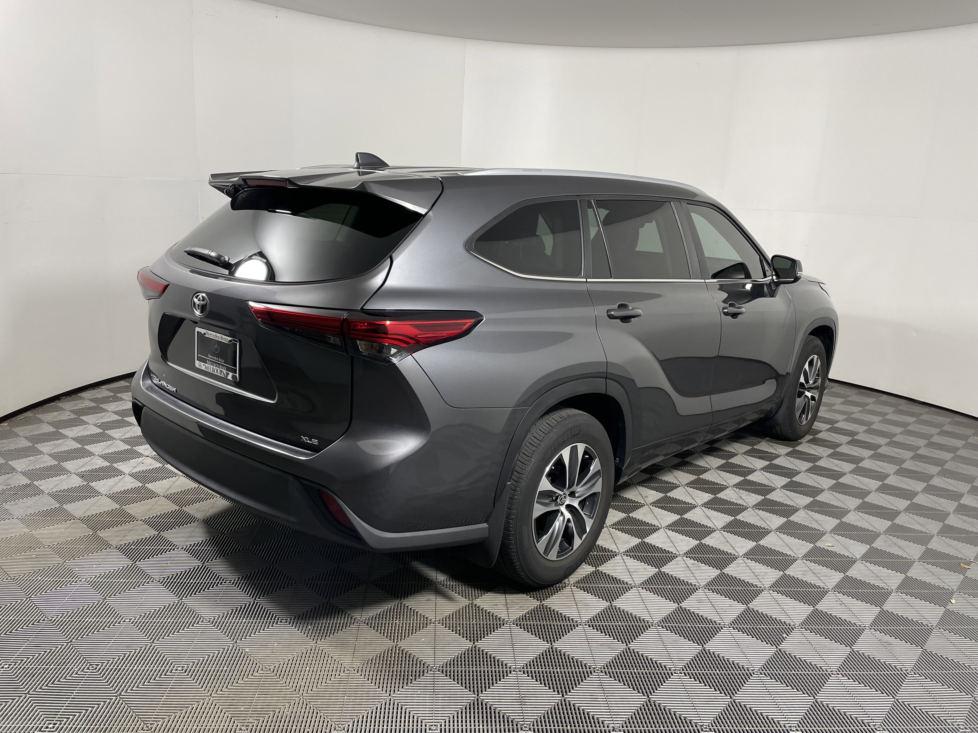 Used 2023 Toyota Highlander XLE image 5