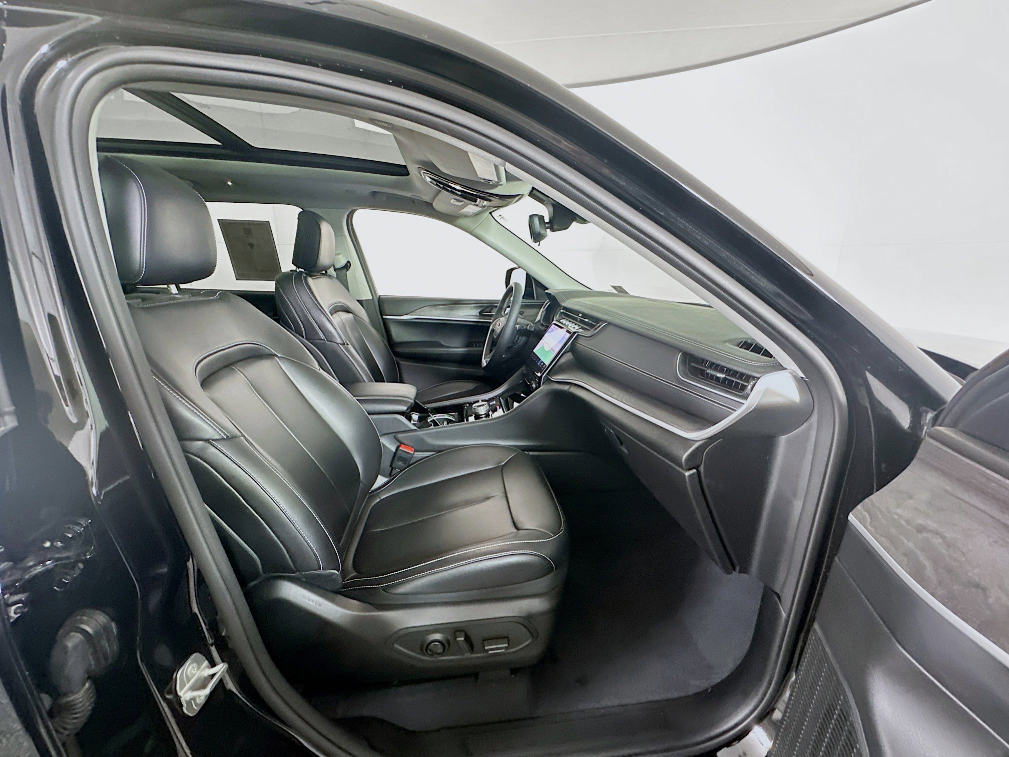 Used 2023 Jeep Grand Cherokee L Limited image 36