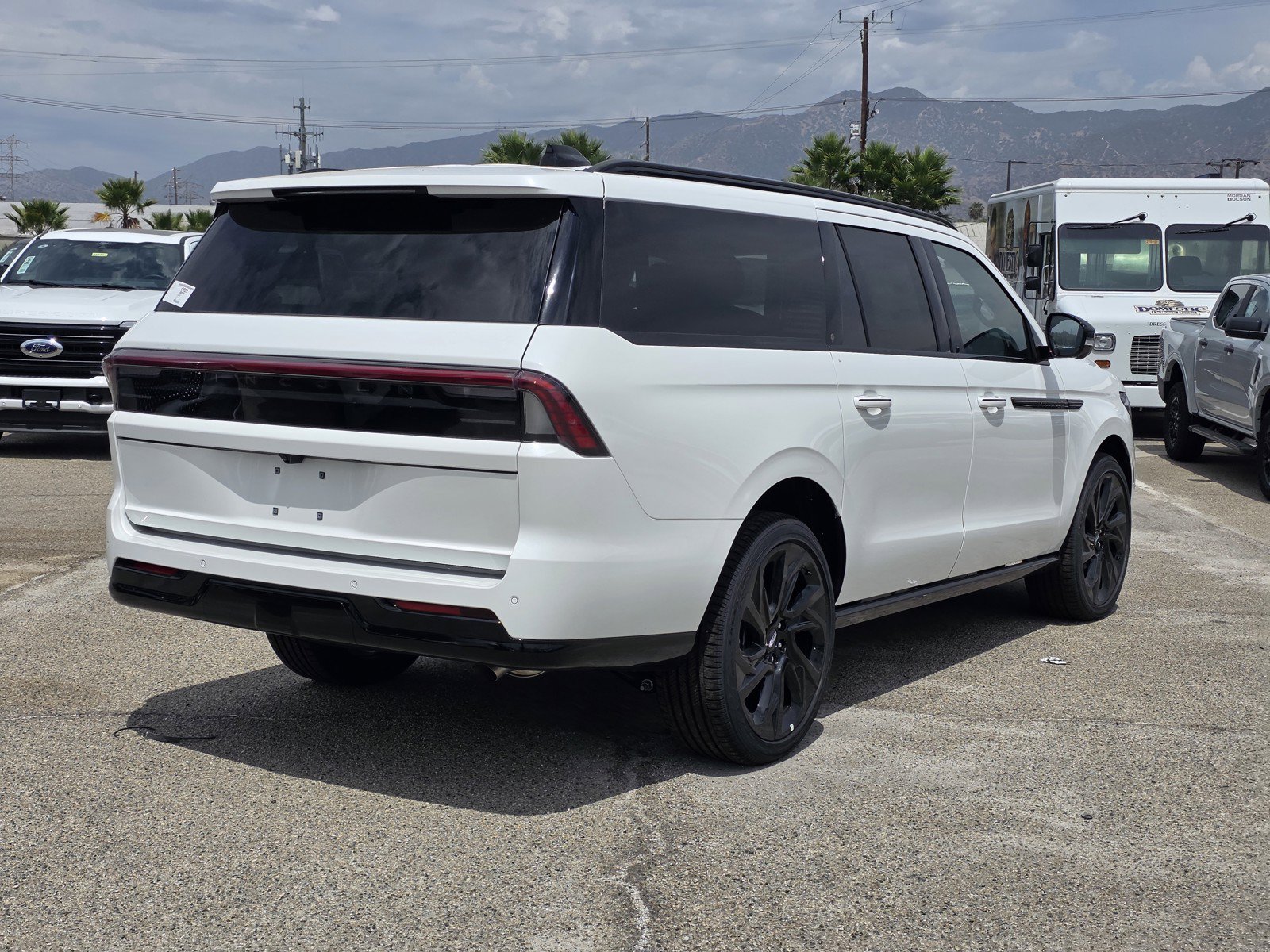 New 2027 Lincoln Navigator L Reserve w/ Jet Appearance Package AWD/4WD image 4