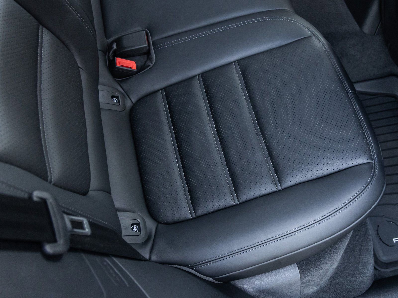 Certified 2025 Porsche Macan image 39