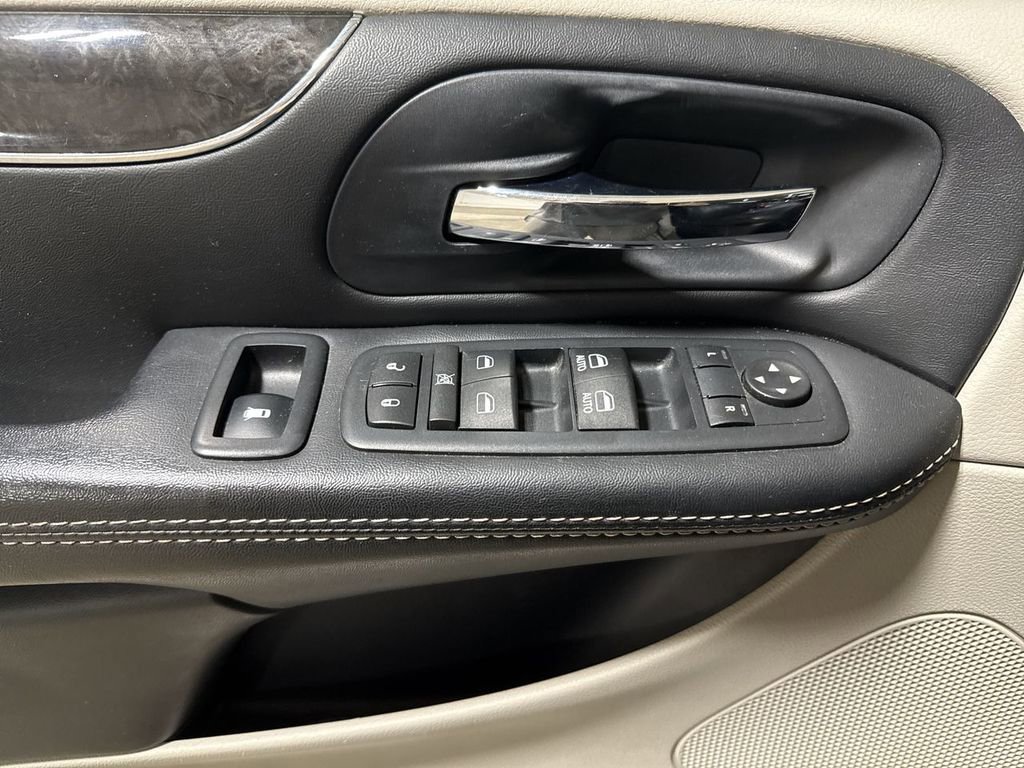 Used 2016 Chrysler Town & Country Touring image 20