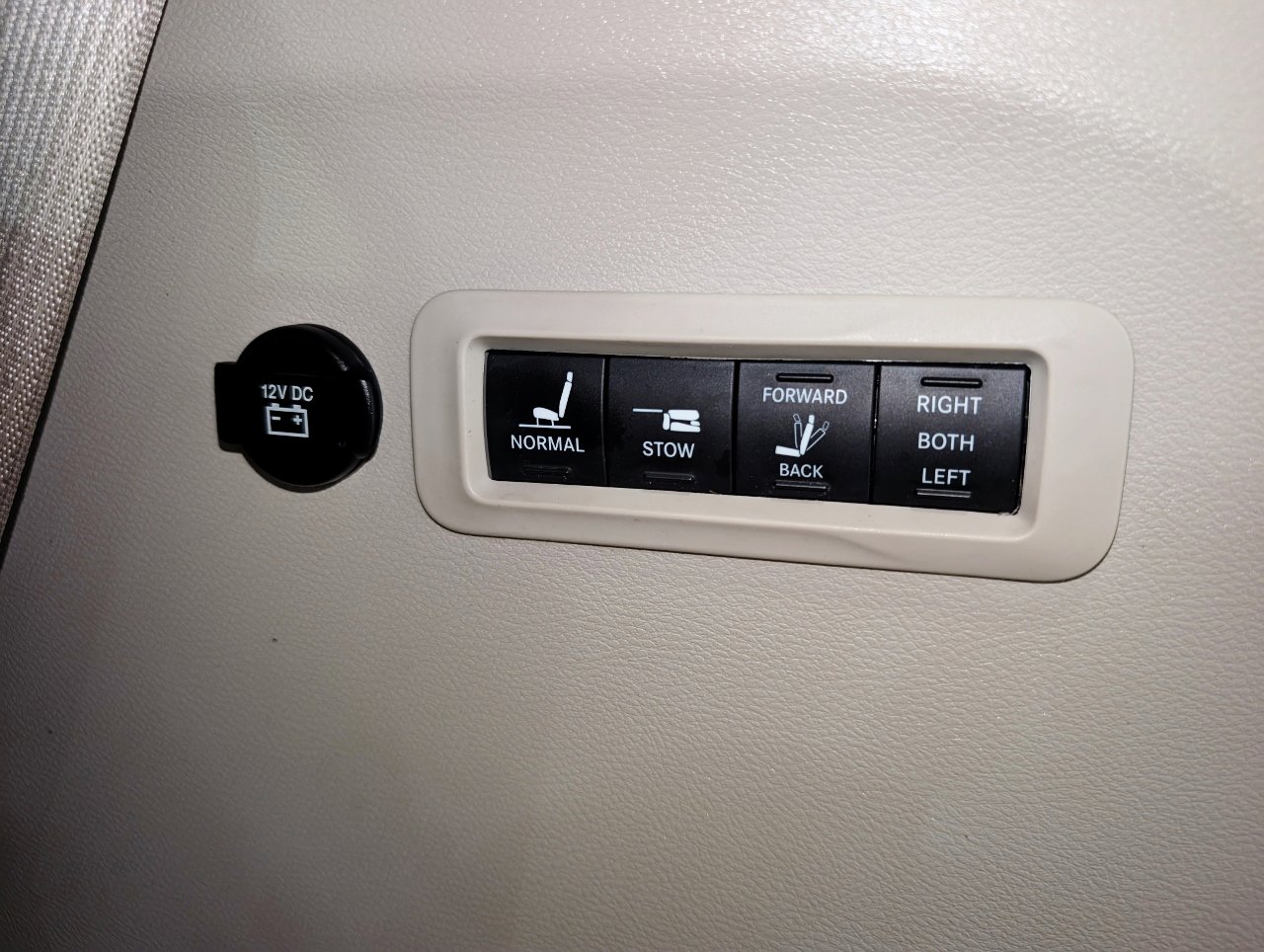 Used 2017 Chrysler Pacifica Limited image 28