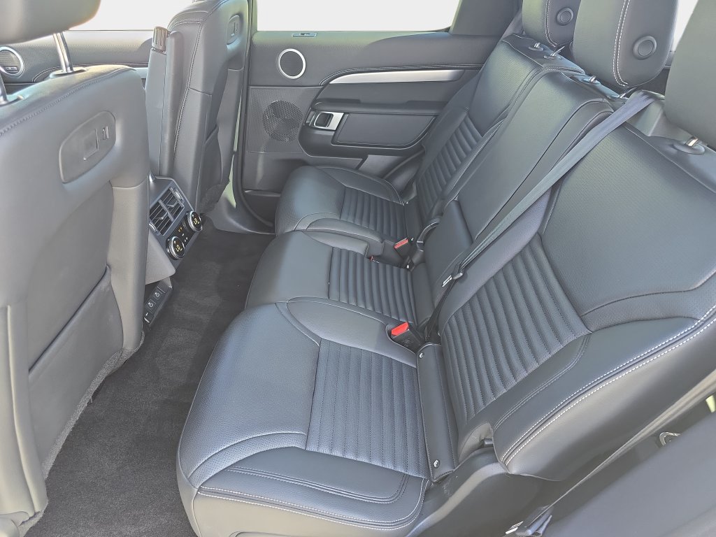 Used 2025 Land Rover Discovery Dynamic SE AWD/4WD image 16