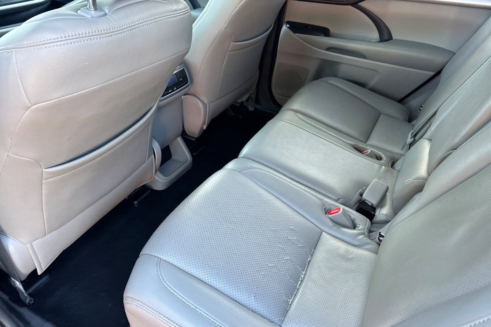 Used 2019 Toyota Highlander LE w/ Carpet Mat Package (TMS) image 15
