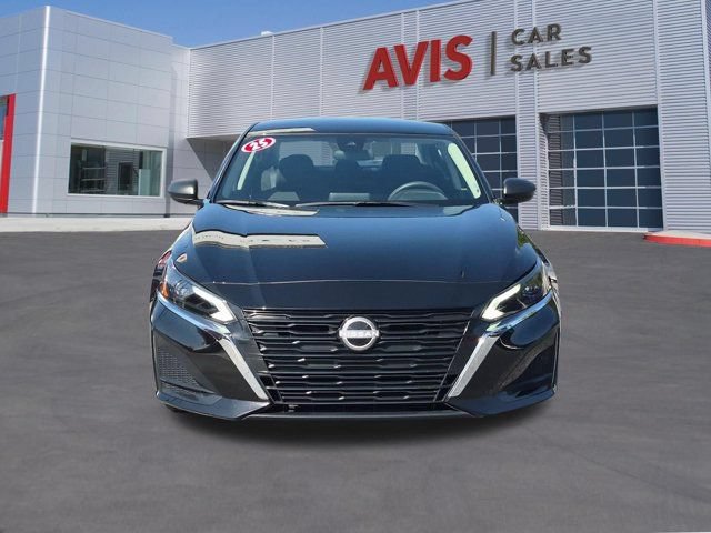 Used 2025 Nissan Altima 2.5 SV FWD image 2